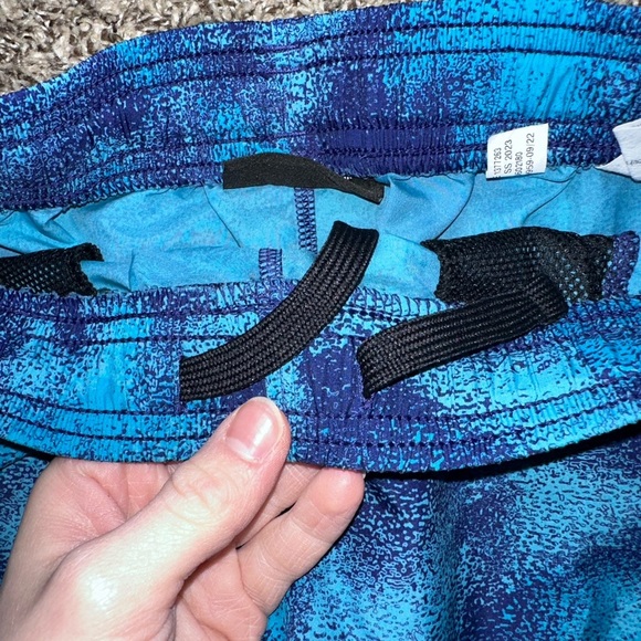 Boys under Armour loose shorts with tie strings and pockets size youth medium - Picture 2 of 5